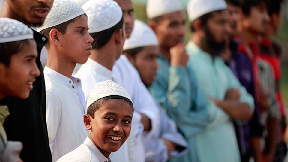 Viele Jugendliche würden einfach glauben, was man ihnen sage - und so seien sie eine einfache Beute für extremistische Netzwerke. Zudem seien Armut und Perspektivenlosigkeit ein Hauptantrieb. Bild: Ein Junge an der Kundgebung einer islamistischen Organisation in Dhaka, der Hauptstadt von Bangladesh.