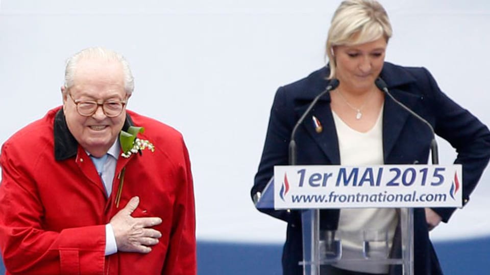 Der Gründer der Partei Front National (FN) Jean-Marie Le Pen (links) mit seiner Tochter und Partei-Präsidentin Marine Le Pen am 1. Mai 2015 in Paris.