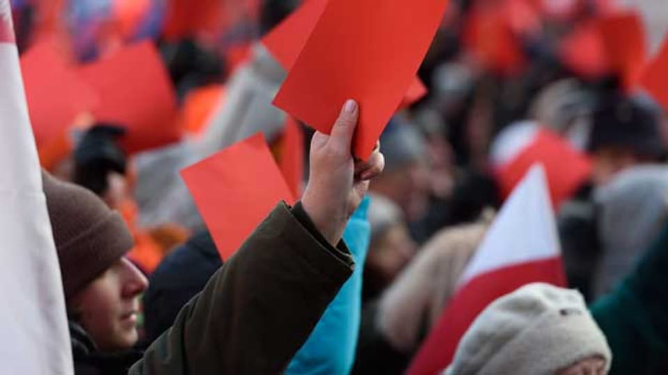 Polnische Demonstranten zeigen der Regierung die rote Karte (2. Januar 2016).