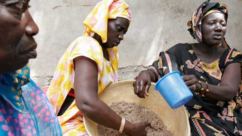 Die Initianten der Anti-Spekulationsinitiative setzen auf internationale Bauern-Solidarität. Hier Frauen in Senegal, die Cous-Cous kochen.