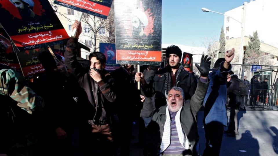 Nach der Hinrichtung des schiitischen Geistlichen  Nimr al-Nimr  in Saudi Arabien ist es in der ganzen Region und besonders in Iran zu heftigen Protesten gekommen.  Nun spitzt sich der Konflikt zwischen den beiden Grossmächten zu.