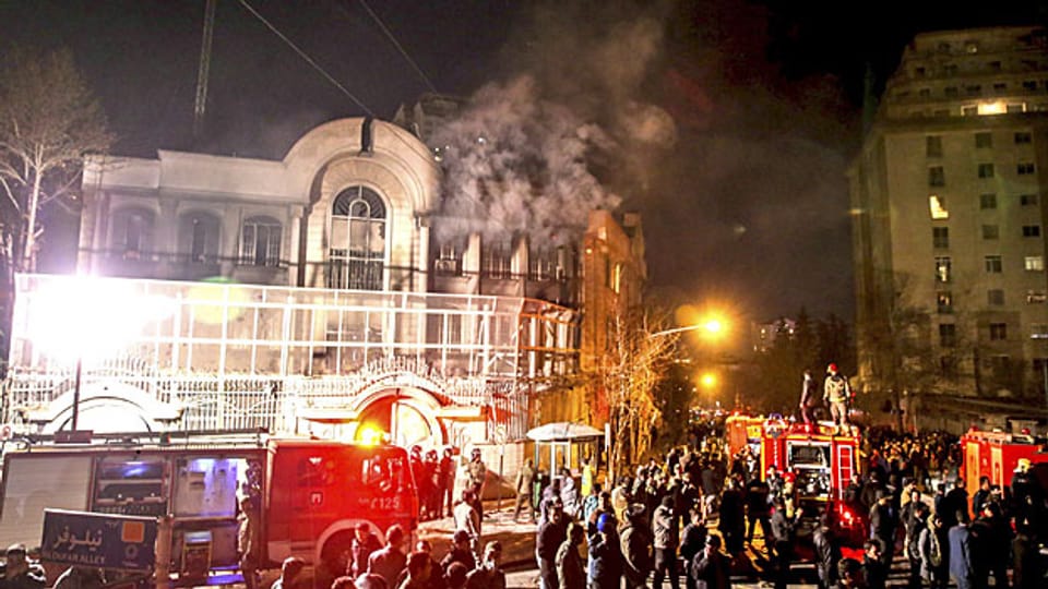 Die Proteste gegen die Hinrichtung eines schiitischen Geistlichen in Saudiarabien gipfelten am Sonntag in einem Brandanschlag auf die saudische Botschaft in der iranischen Hauptstadt Teheran.