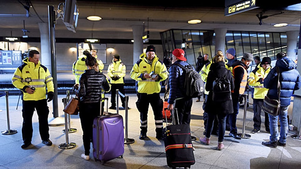 «Es kann nicht sein, dass auf dem Rücken der Sicherheitskräfte, die am Belastungslimit sind, jedes Land für sich entscheidet, was es gerade für richtig hält», kritisiert ein dänischer Polizeisprecher.