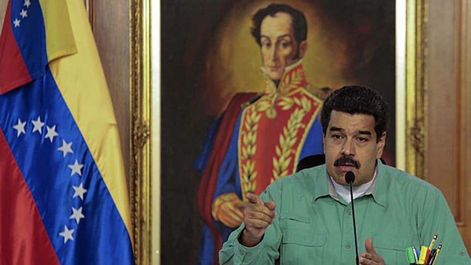 Venezuela droht nach der ersten Sitzung des neuen Parlaments noch mehr Gewalt. Bild: Präsident Nicolas Maduro, hinter ihm ein Gemälde des südamerikanischen Freiheitskämpfers Simon Bolivar.