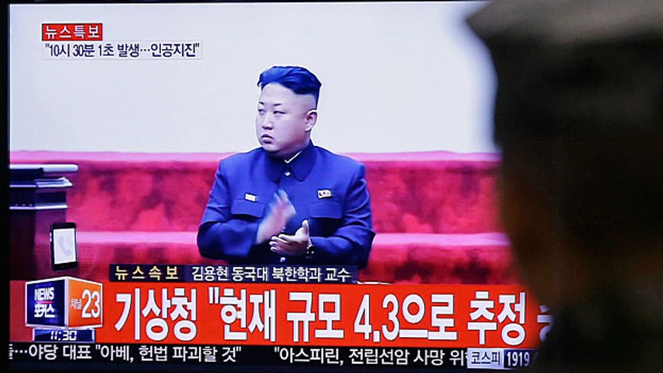 Aufregung um angebliche Wasserstoffbombe: Für das nordkoreanische Regime hat ein grosses Atomwaffenarsenal Top-Priorität. Bild: TV-Auftritt von Machthaber Kim Jong Un, am 6. Januar auf einem Fernseher in Südkorea.