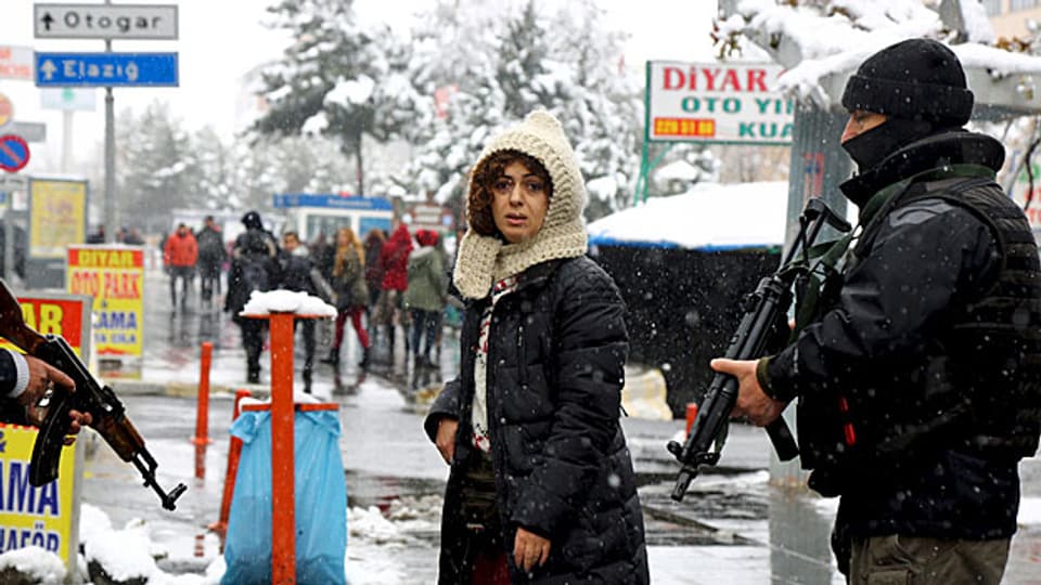 Immer wieder verhängen die türkische Regierung und die Armee während Wochen Ausgangssperren über ganze Stadtteile - vor allem in Diyarbakir, Silope und Cizre. Einwohnerinnen und Einwohner hätten keinen Zugang mehr zu medizinischer Versorgung, Strom und Lebensmitteln.