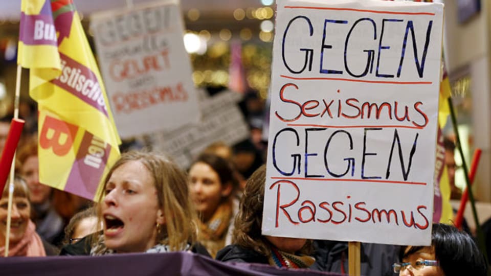 Nach den Übergriffen in Köln protestieren Frauen gegen Sexismus.
