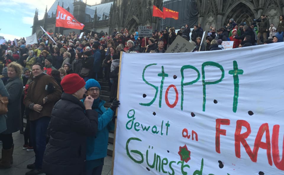 Demonstrantinnen vor dem Kölner Dom