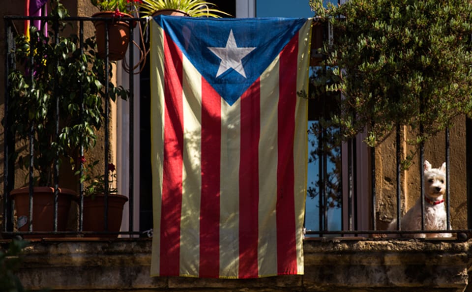 Ein Balkon in Barcelona mit der sogenannten «Estelada» Fahne - diese symbolisiert die Unabhänigkeit von Katalonien