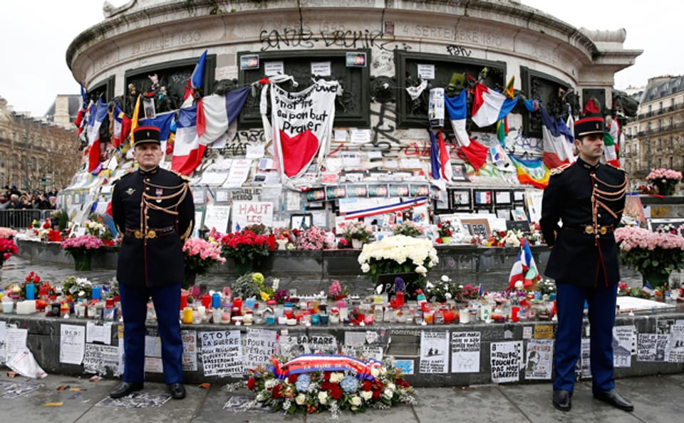 Blumen, Kerzen und Karten auf der Place de la République in Paris, wo heute der Terroropfer gedacht wurde