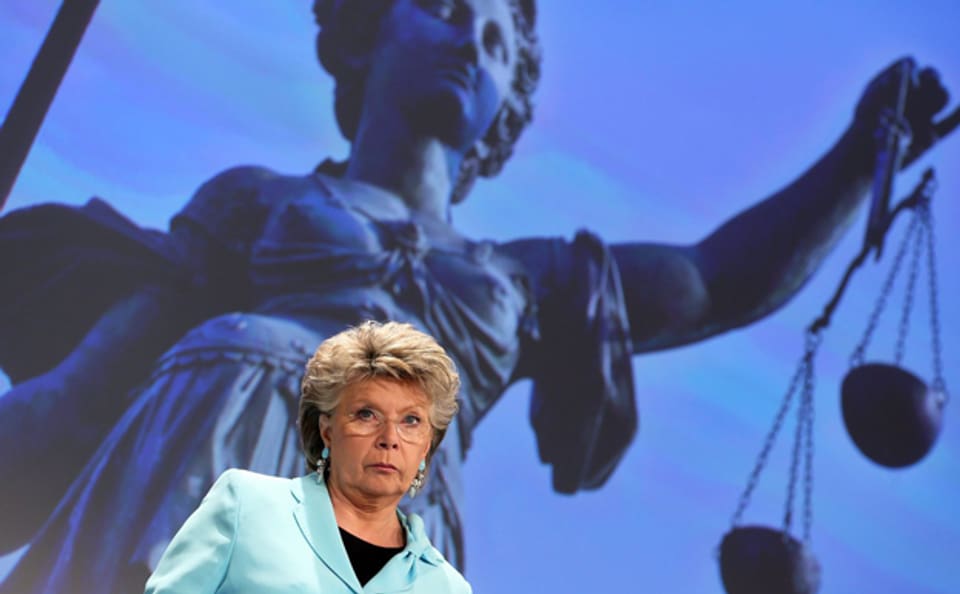 Viviane Reding, die frühere EU-Justizkommissarin, vor einem Bild der Justizia