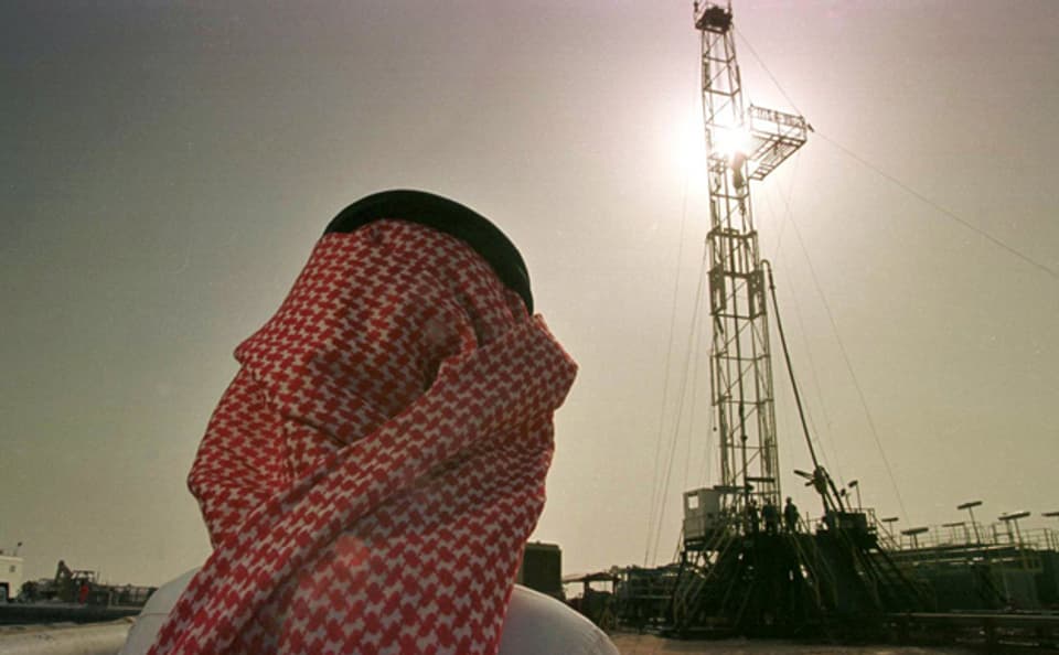 Ein Bohrturm der Aramco im Al Howta-Ölfeld