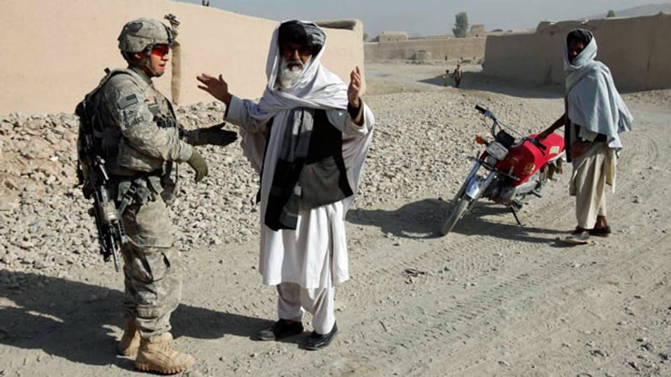 Der Teil-Abzug der US-Streitkräfte aus Afghanistan hat den Taliban wieder Auftrieb verschafft. Archivaufnahme dem Jahr 2011. Ein Soldat kontrolliert einen afghanischen Zivilisten.