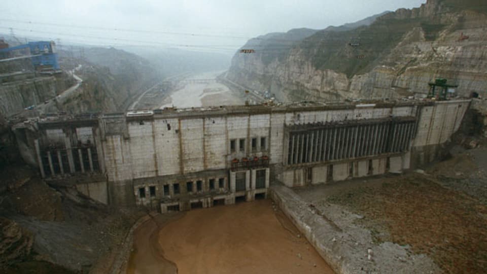 Eine Luftaufnahme zeigt den Wanjiazhai-Damm im Bau in der Provinz Shanxi, China. Der 434 Meter hohe Damm wurde von der chinesischen Regierung und der Weltbank finanziert.