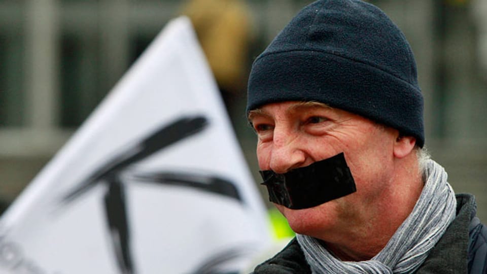 Ein polnischer Demonstrant befürchtet, dass mit dem neuen Mediengesetz die Meinungsfreiheit gefährdet wird.
