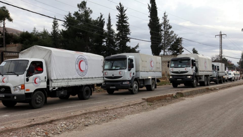 Lastwagen mit Nahrungsmitteln und Decken auf dem Weg ins syrische Madaya.