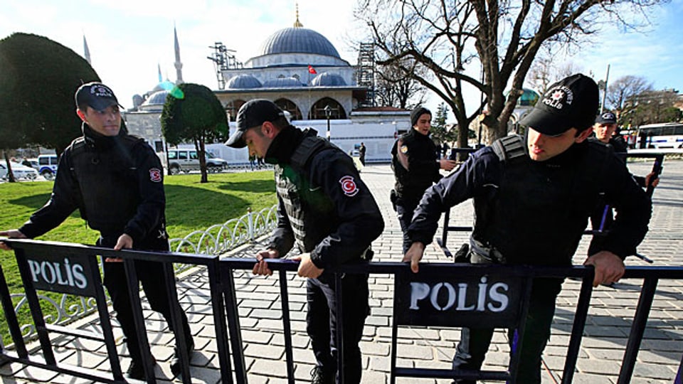 Sicherheitskräfte sichern das bei Touristen und Touristinnen beliebte historische Quartier Sultanahmet in der Innenstadt von Istanbul.