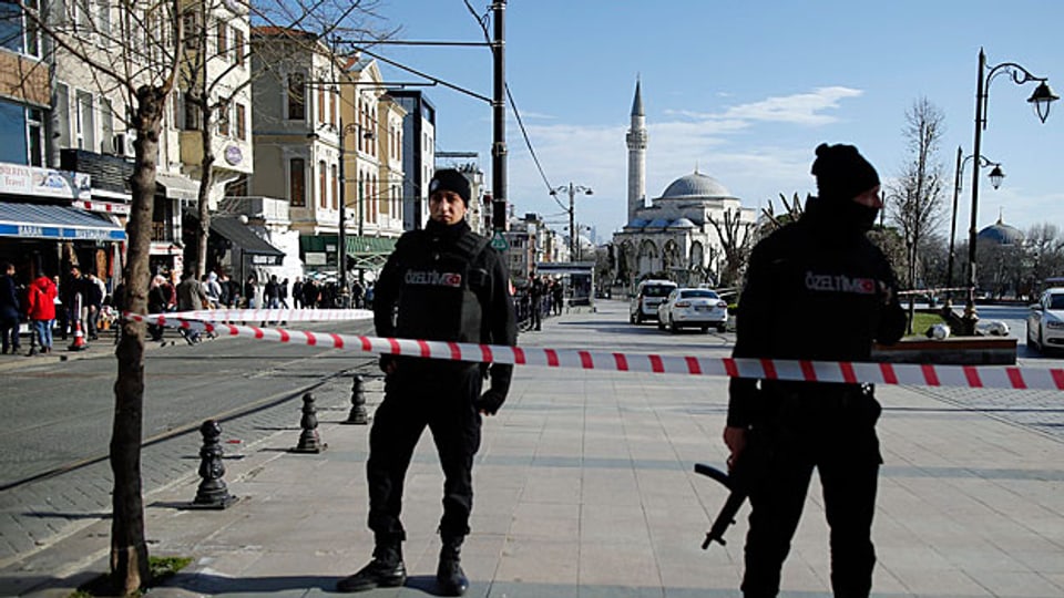 Vor der Kulisse der Blauen Moschee im historischen Viertel Sultanahmet in Istanbul. Eine Explosion hat mindestens zehn Todesopfer  und mehrere Verletzte gefordert.