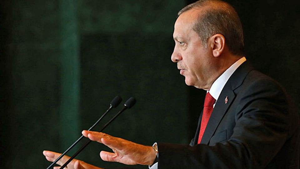 Der türkische Präsident Erdogan und sein Mehrfrontenkampf: gegen die Kurden, gegen die Opposition - und gegen den IS im eigenen Land.