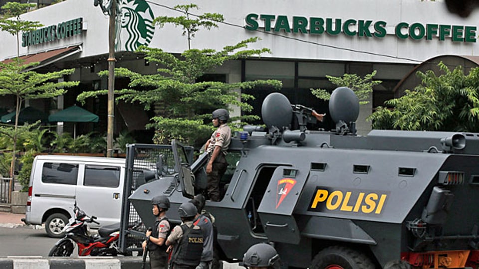 Der IS soll sich zum Anschlag in Jakarta bekannt haben. Wie viele Anhänger haben die Islamisten im grössten muslimischen Land der Welt? Bild: Polizeieinsatz an einem der Tatorte in Jakarta.