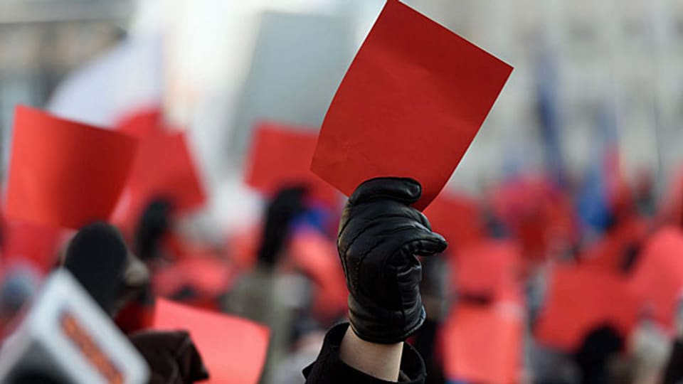 Rote Karte für die polnische Regierung: Protestierende an einer Kundgebung.