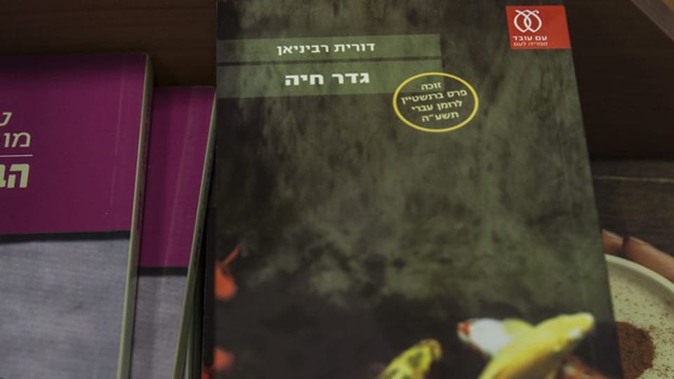 Die Autorin Dorit Rabinyan mit ihrem Buch «Gader Haya»: Der Roman wurde von der Kritik und anderen Schriftstellern hoch gelobt.