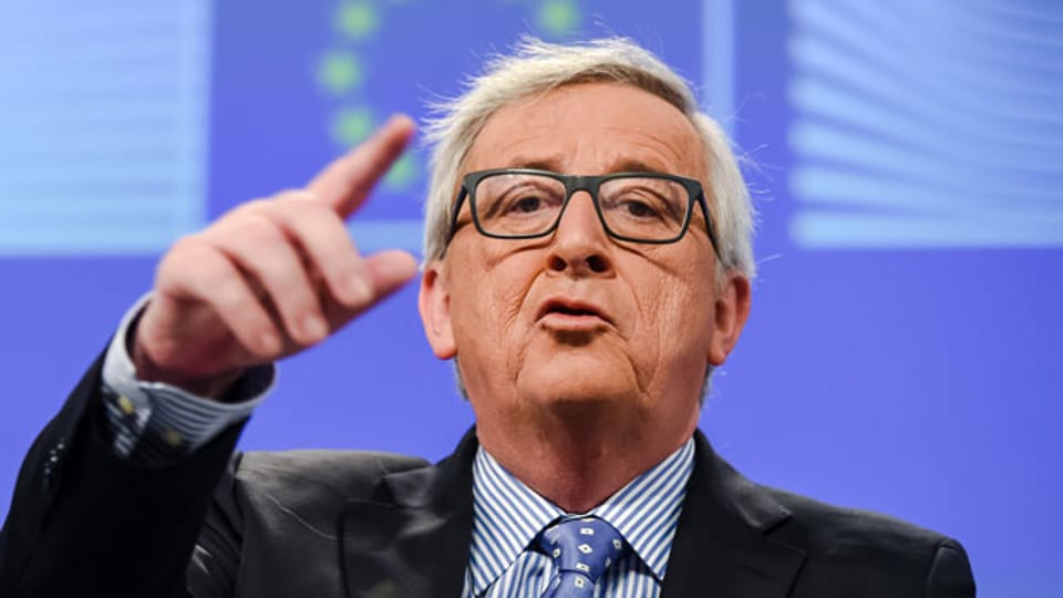 EU-Kommissionspräsident Jean-Claude Juncker erhebt den Zeigefinger und appelliert an das Verantwortungsbewusstsein der EU-Politiker.