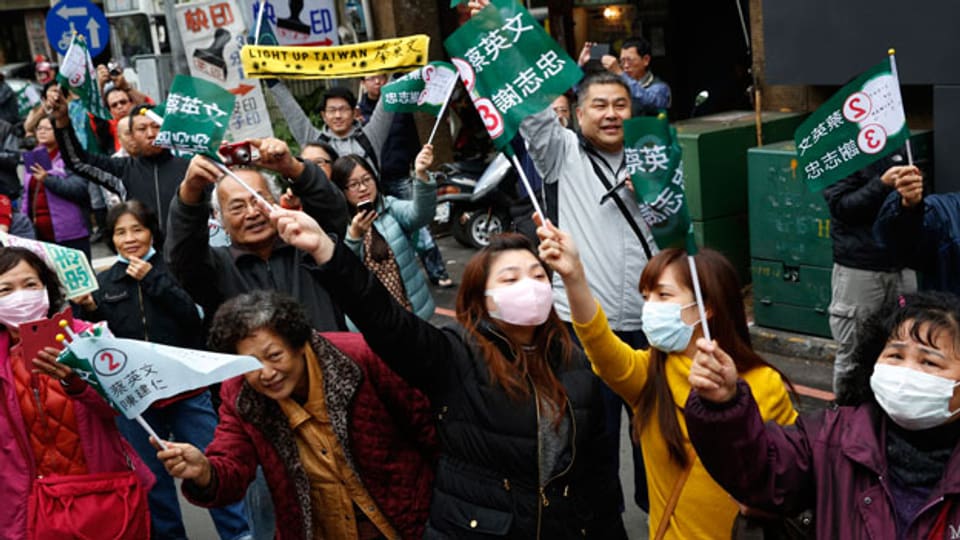 Wird die demokratische progressive Oppositionspartei das Zepter übernehmen? Bild: Unterstützer der  Wahlkampfveranstaltung vor der Wahl in Taichung, Taiwan, am 15. Januar 2016.