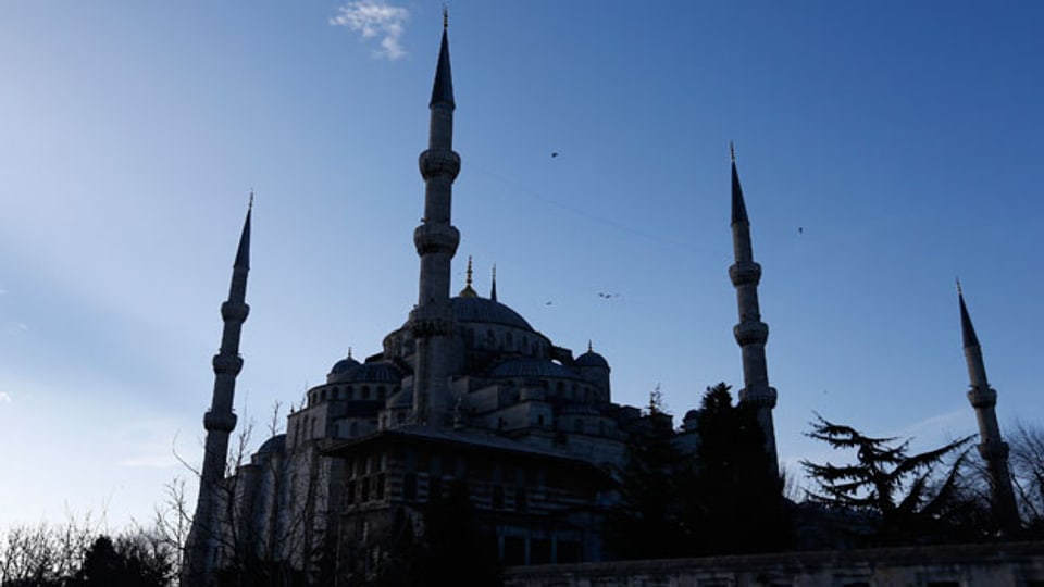 Nach der Unterzeichnung einer Petition mit scharfer Kritik am Vorgehen der Regierung in den Kurdengebieten sind 20 Akademiker festgenommen worden. Bild: Blaue Moschee in Istanbul.