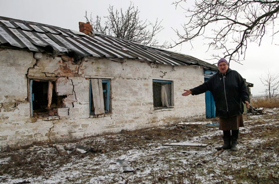 Beschädigtes Haus in einem Dorf bei Mariupol