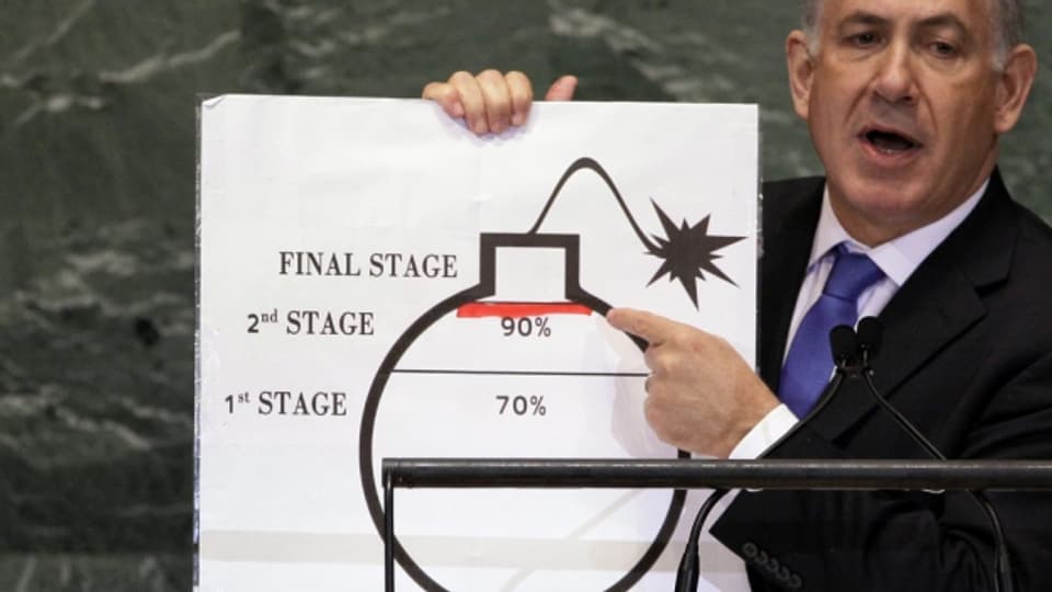 Ministerpräsident Benjamin Netanjahu 2012 während seiner Rede vor der Generalversammlung der Vereinten Nationen im UN-Hauptquartier in New York. Auf dem Cartoon spielt er auf das Uranvorkommen in Iran an.