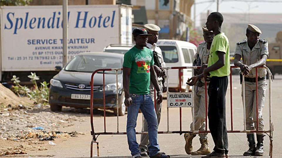Wie gefährlich die Situation für Helferinnen und Helfer in Burkina Faso ist, ist schwer abzuschätzen. Bild: Sicherheitskräfte vor dem Hotel, dem der Terrorangriff gegolten hat.