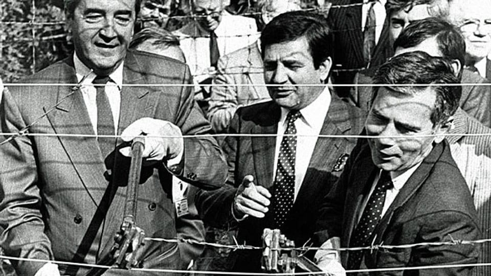 Ost-West-Zusammenarbeit gegen den «Eisernen Vorhang» am 27. Juni 1989: Der ungarische Aussenminister Gyula Horn und der österreichische Aussenminister Alois Mock zerschneiden gemeinsam den Grenzzaun zwischen ihren Ländern.