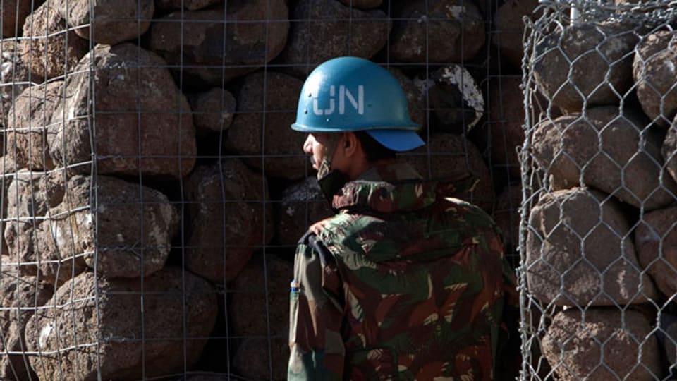 Ein UN-Soldat neben einer UN-Basis zwischen den israelisch kontrollierten Golan und Syrien.