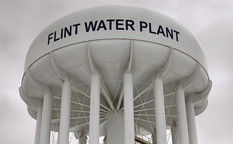 Erst als Wissenschaftler der Universität Virginia im letzten Sommer die hohen Blutwerte bestätigten, begannen die Behörden zu handeln. Das Trinkwasser für Flint kam fortan wieder aus Detroit und nicht mehr aus dem verseuchten Fluss.