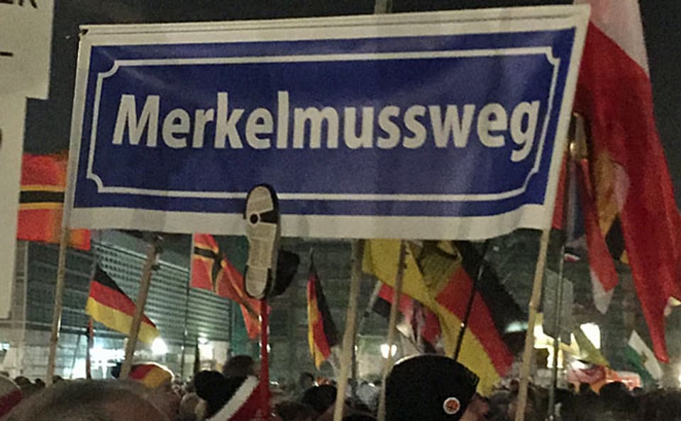 Rund 5000 Pegida-Anhänger und –Anhängerinnen haben sich am Montagabend vor der Frauenkirche in Dresden versammelt. Die Stimmung vis-ä-vis von Bundeskanzlerin Merkel war extrem feindselig.