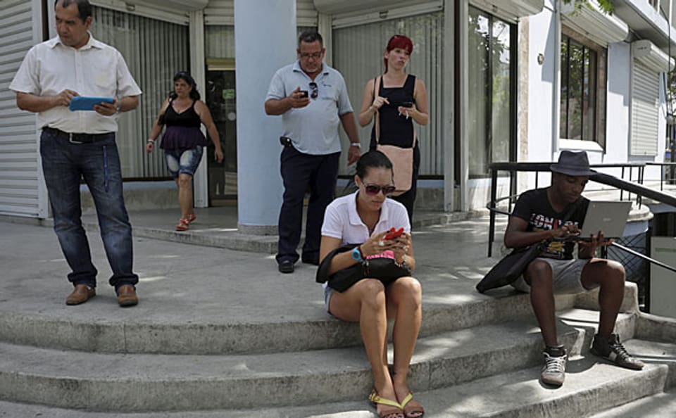 Politische Werbung in Kuba ist ein heikles Unterfangen. Die Medien sind staatlich, Demonstrationen werden sofort aufgelöst, Internet und  soziale Medien sind noch zu wenig verbreitet. Die Organisation «Somosmás» setzt deshalb auf auf Mund-zu-Mund-Propaganda - und auf «El Paquete», ein digitales, wöchentlich aufdatiertes Informationspaket.