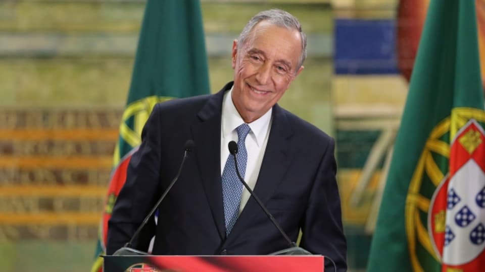 Der neugewählte portugiesische Präsident Rebelo de Sousa spricht vor Anhängern und Medienleuten.