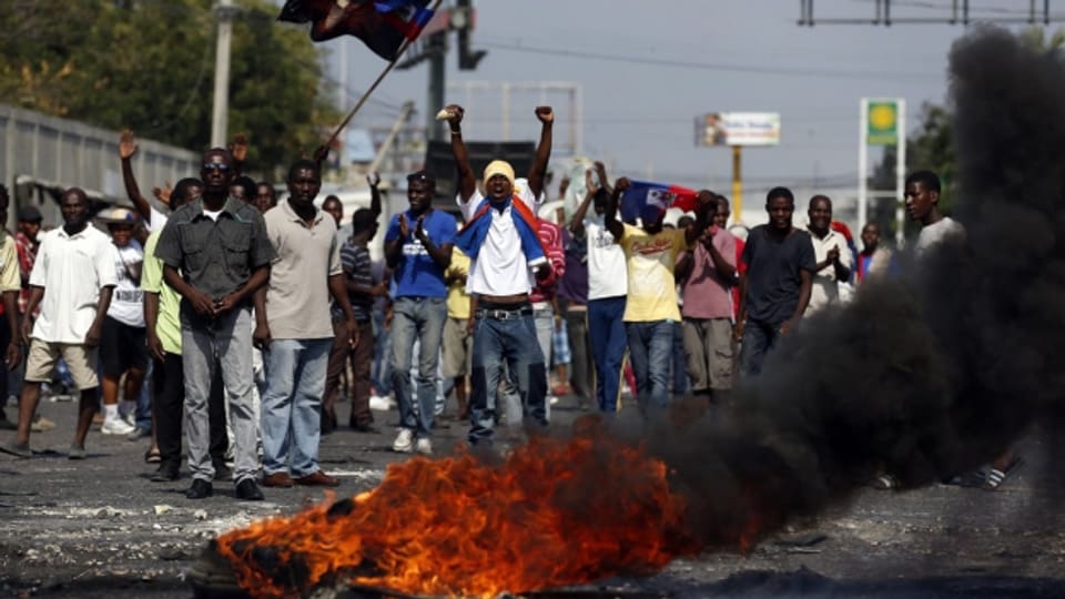 «Ein Funke genügt, um das politische Pulverfass Haiti in die Luft zu jagen». Das sagt der Haitikenner und Journalist Klaus Ehringfeld.