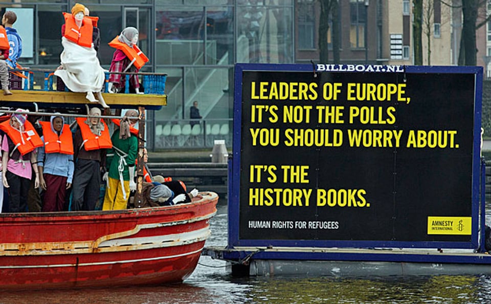 «Europas Führer, nicht über Umfragen solltet ihr euch Sorgen machen, sondern über die Geschichtsbücher», eine Aktion von Amnesty International während des EU-Innenministertreffens in Amsterdam.