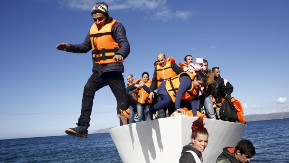 Bootsflüchtlinge bei ihrer Ankunft auf der griechischen Insel Lesbos.