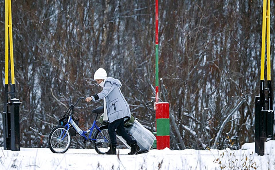 Unabhängig von der weiteren Entwicklung an Europas Nordrand ist klar, dass es so schnell keine Bilder mehr von Menschen zu sehen geben wird, welche per Fahrrad die wieder schwer bewachte Grenze zwischen Russland und Norwegen überqueren werden.