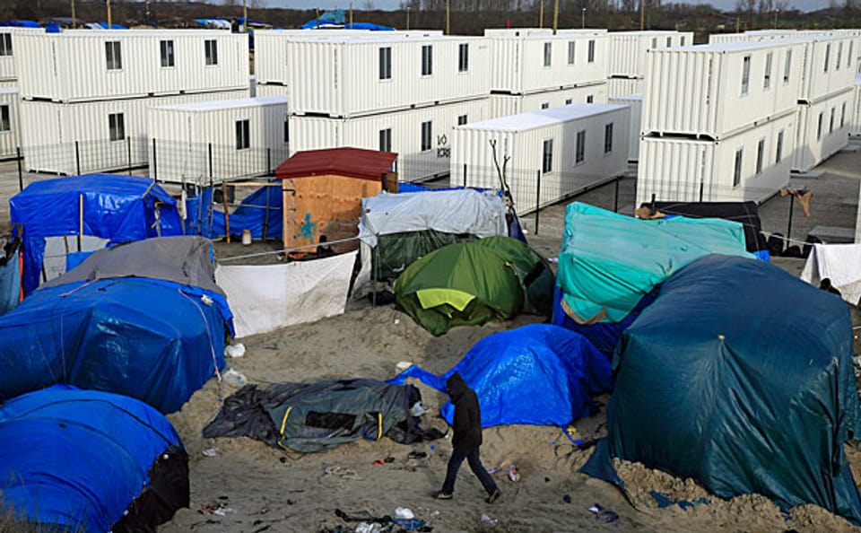 Alltag in Calais. Zwei von drei Flüchtlingen hausen immer noch in Zelten. Weil es viel zu wenig Platz hat im Container-Dorf «Le Cap».