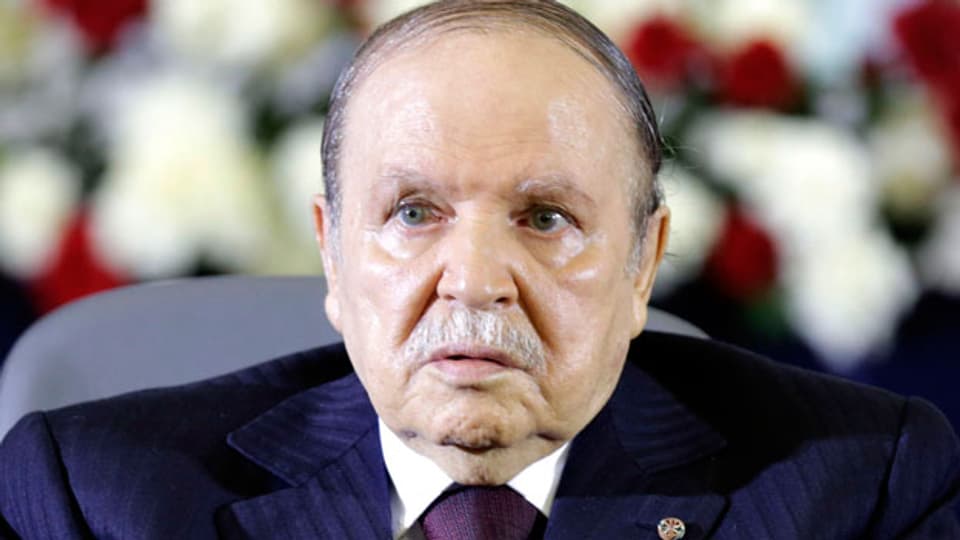 Abdelaziz Bouteflika hatte die Beschränkung von zwei Amtsperioden mit der letzten Verfassungsänderung abschaffen lassen und sich damit den Weg für eine dritte und eine vierte Amtszeit geöffnet.