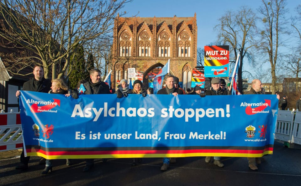 Die AfD an einer Protestveranstaltung gegen die Flüchtlingspolitik der deutschen Regierung in Neubrandenburg