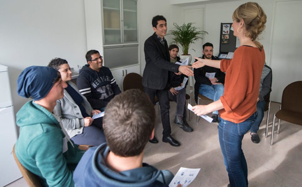 Bewohner des Asylzentrums Hirschpark in Luzern bei einem Kurs über die «Grundregeln für das Zusammenleben»