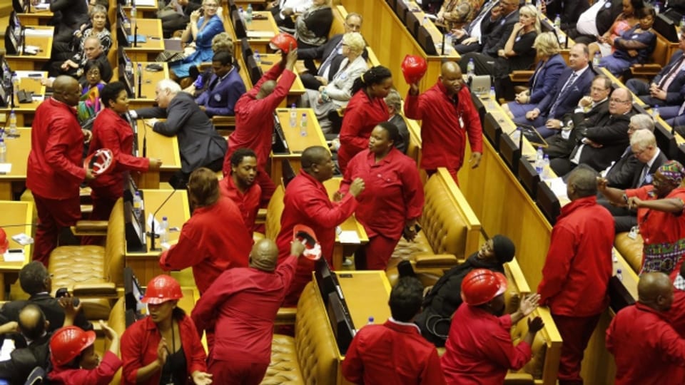 Abgeordnete der Opposition wollen Zuma vorführen.