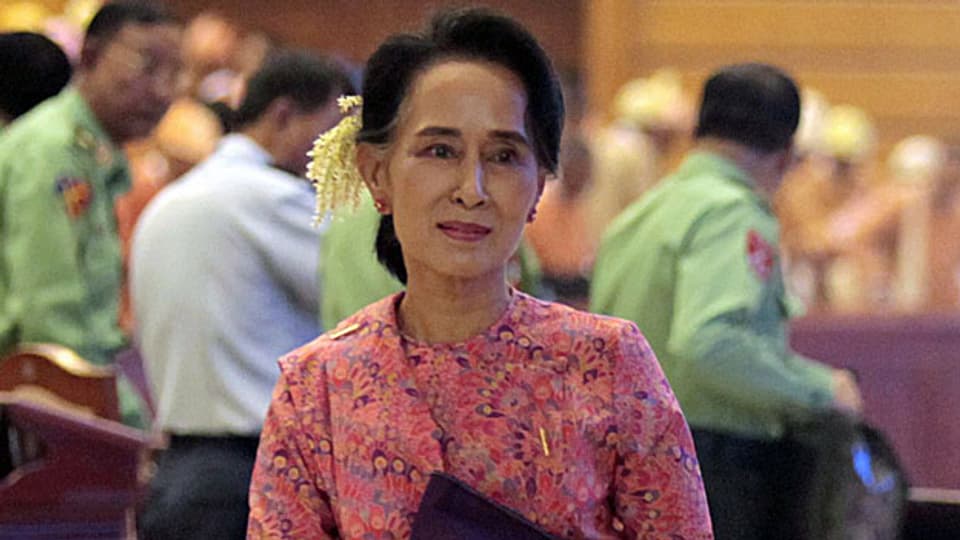 Das neue burmesische Parlament wählt in diesen Tagen auch einen Präsidenten; dieses Amt kann Aun San Suu Kyi trotz ihrer Verdienste für den Demokratisierungsprozess nicht übernehmen, weil ihre Kinder einen britischen Pass haben. Bild: Aung San Suu Kyi beim Verlassen des Parlaments.