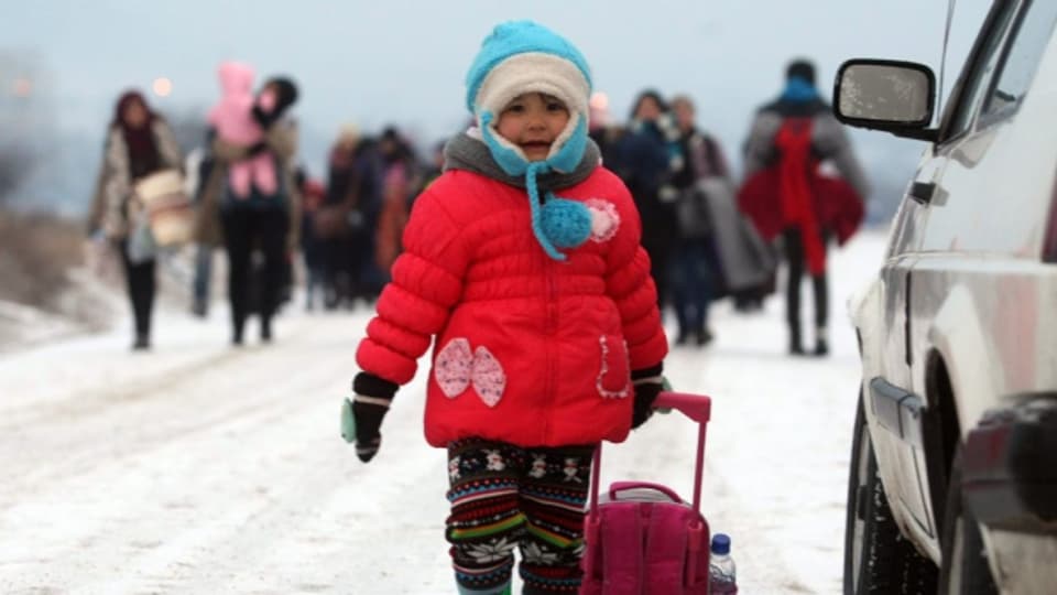Flüchtlingskind an der mazedonisch-serbischen Grenze.