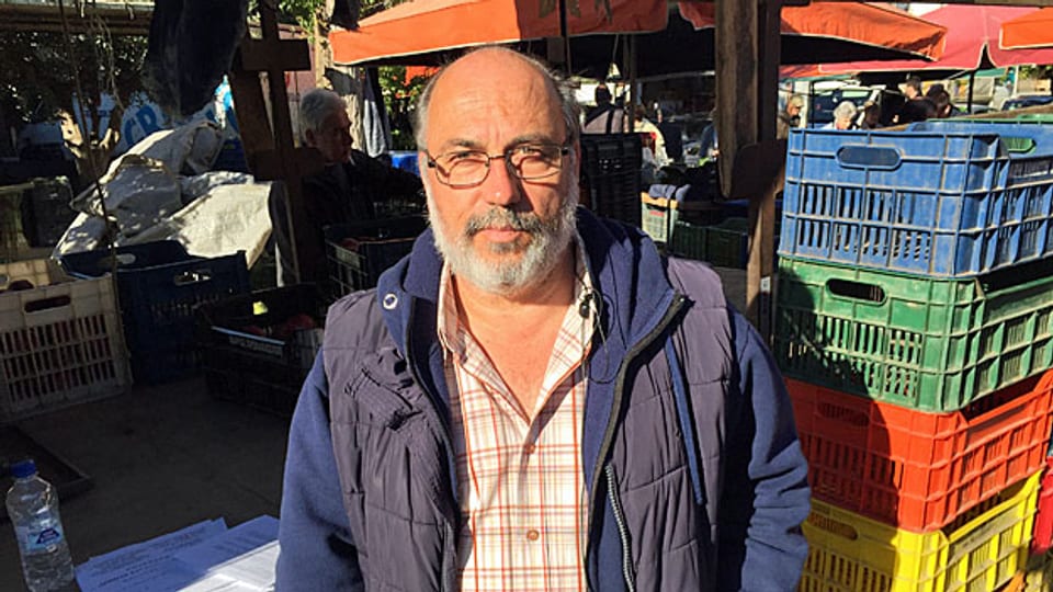 Bauer Pandelis Mosxos nimmt ihn dreimal in der Woche unter die Räder seines Lastwagens. Auf Athener Bauernmärkten verkauft er seine Äpel und Birnen.